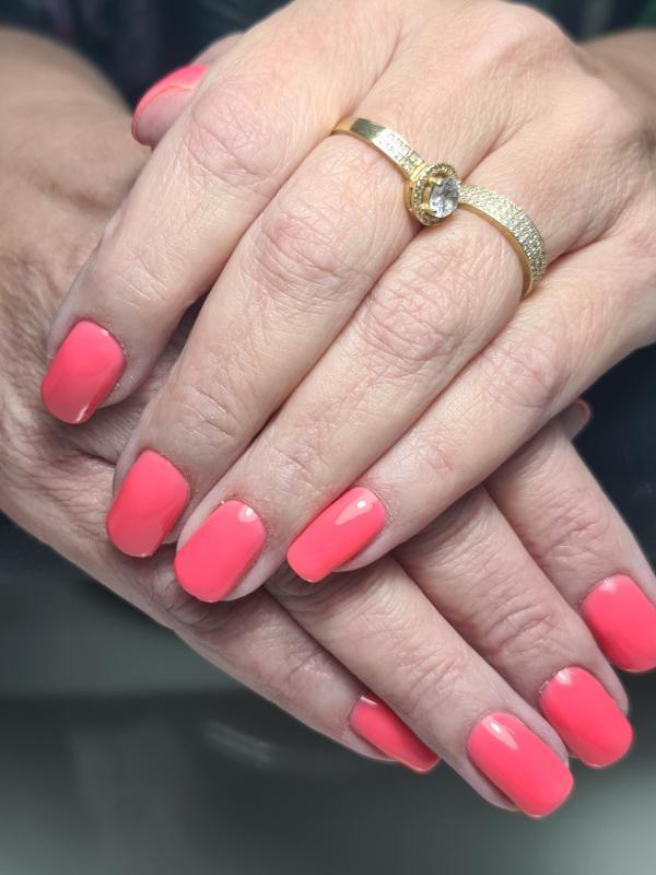 מניקור ופדיקור נתניה - LUNA  manicure