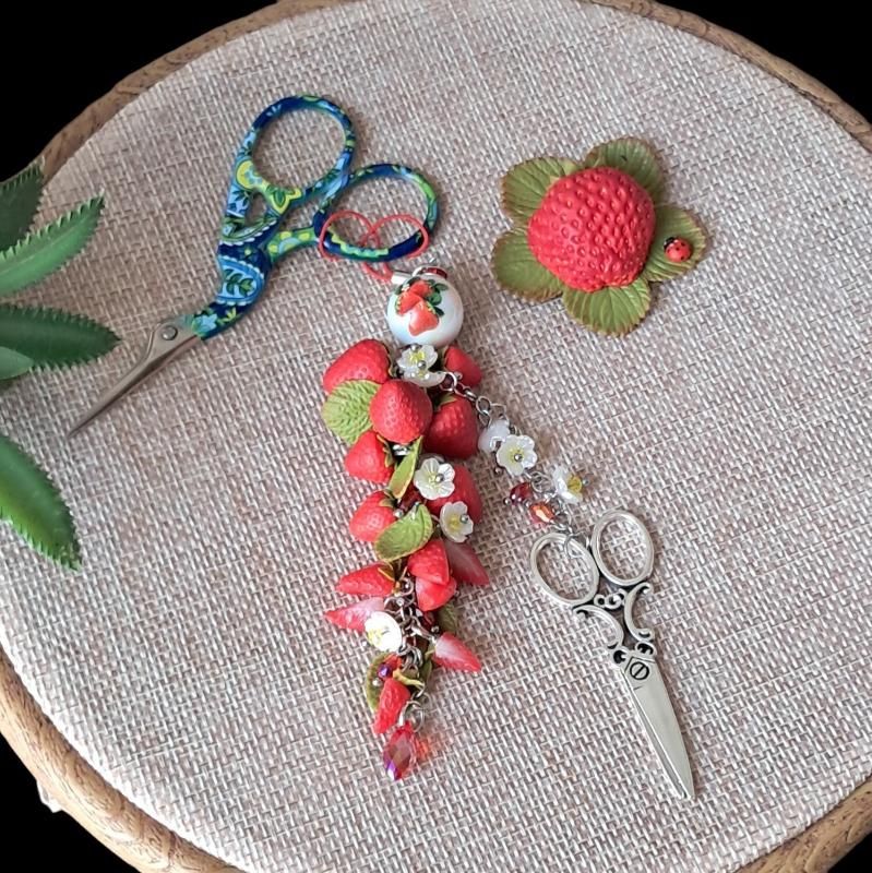 סט אביזרי רקמה "סקיצת תותים" - Nina Handmade Studio