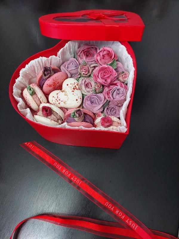 GIFT BOX HEART Marshmallow Roses+Macarons - Viktori.cakes