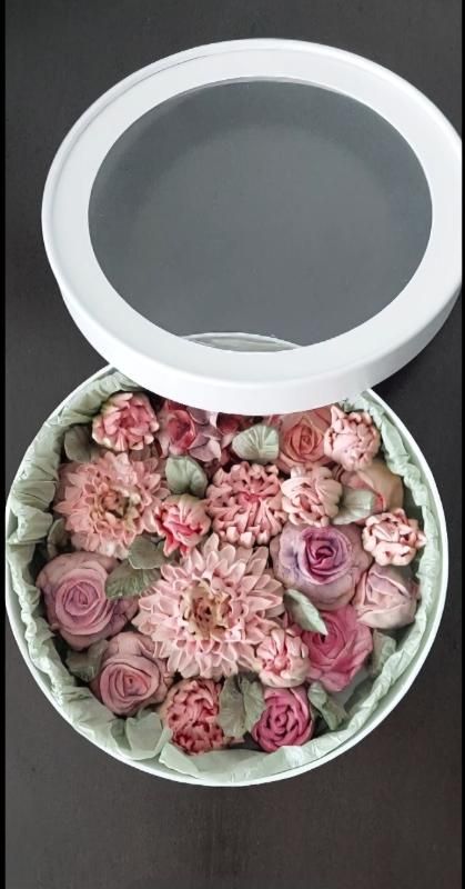 GIFT BOX 1 MARSHMALLOW CHRYSANTHEMUMS and ROSES - Viktori.cakes