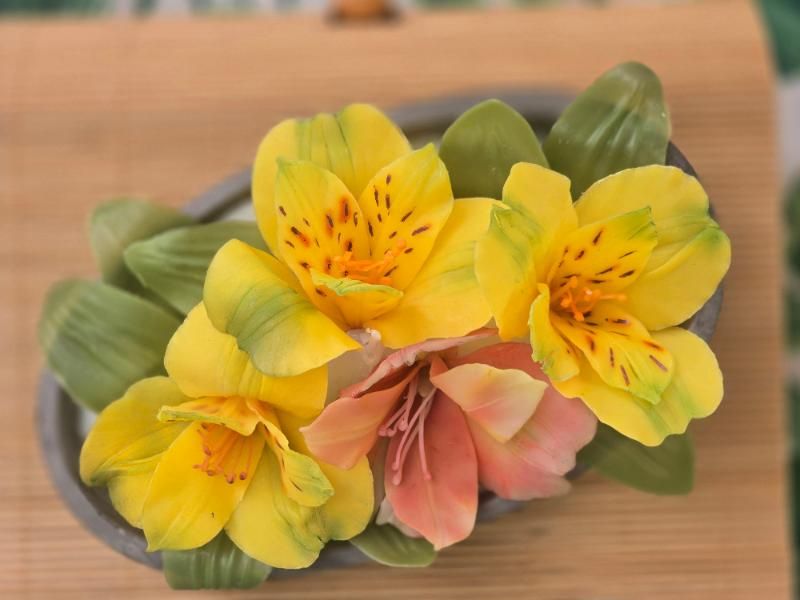 Alstroemeria Candle - Violeta