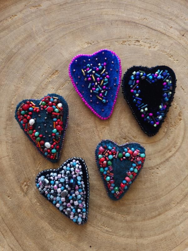 Velvet brooch embroidered with beads - ALLAART